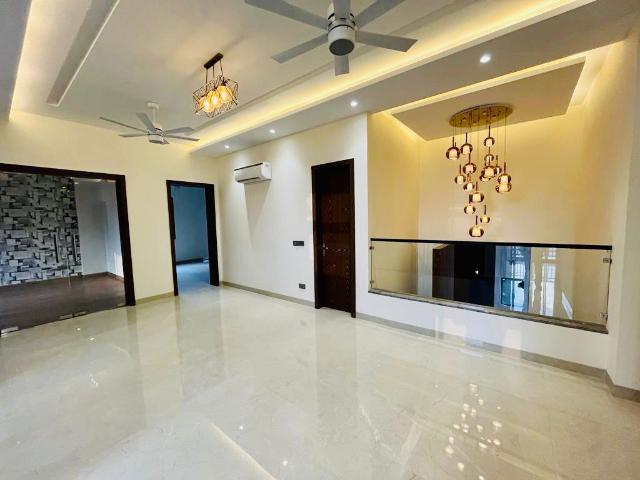 Resale | 6 BHK + Pooja Room,Servant Room,Study Room,Extra Room 800 Sq.Yd. Apartment in Vasant Apartment Mayur Vihar