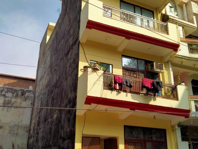 Resale | 6+ BHK + Pooja Room,Store Room 80 Sq.Yd. Independent House in Vasundhara Sector 3