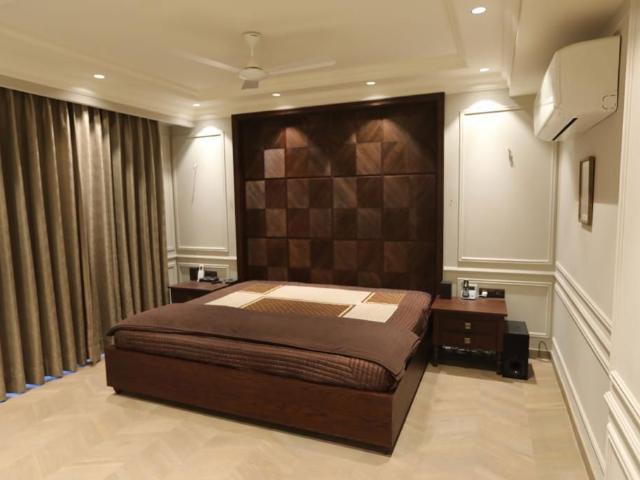 Resale | 6+ BHK + Pooja Room,Study Room,Extra Room 1000 Sq.Yd. Villa in DLF City Phase IV