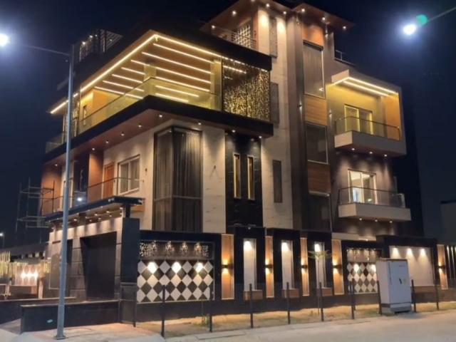 Resale | 6+ BHK + Pooja Room,Study Room,Extra Room 362 Sq.Yd. Villa in Sector 4 Wave City