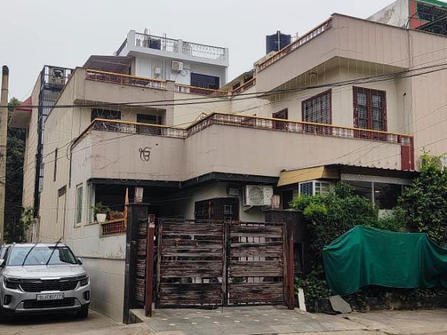 Resale | 6 BHK + Pooja Room,Study Room 162 Sq.Mt. Villa in Sector 20