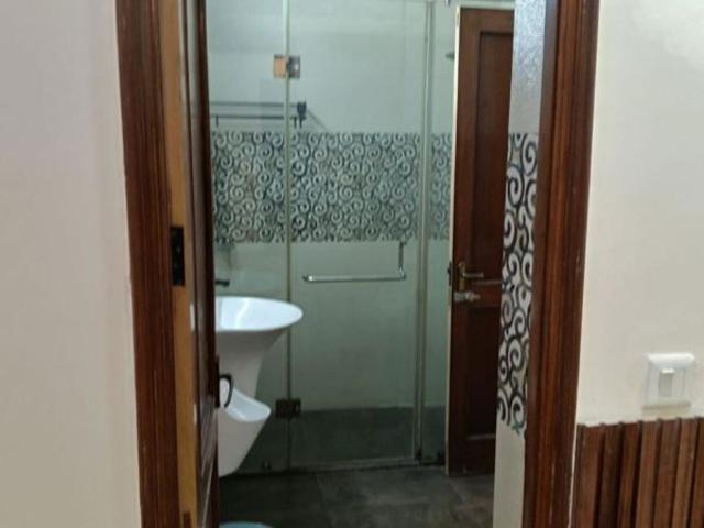 Resale | 6+ BHK + Pooja Room,Study Room 250 Sq.Mt. Villa in Sector 40