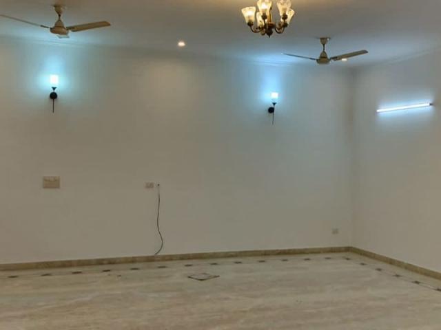 Resale | 6+ BHK + Pooja Room,Study Room 200 Sq.Mt. Villa in Sector 46