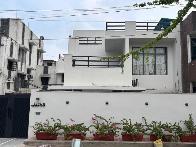 Resale | 6 BHK + Pooja Room,Study Room 300 Sq.Mt. Villa in Sector 31