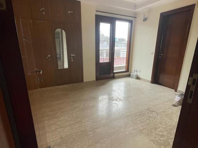 Resale | 6 BHK + Pooja Room,Study Room 325 Sq.Yd. Apartment in Defence Colony