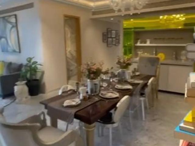 Resale | 6+ BHK + Prayer Room,Servant Room,Study Room,Extra Room,Basement,Store Room 1768 Sq.Ft. Apartment in Cuffe Parade