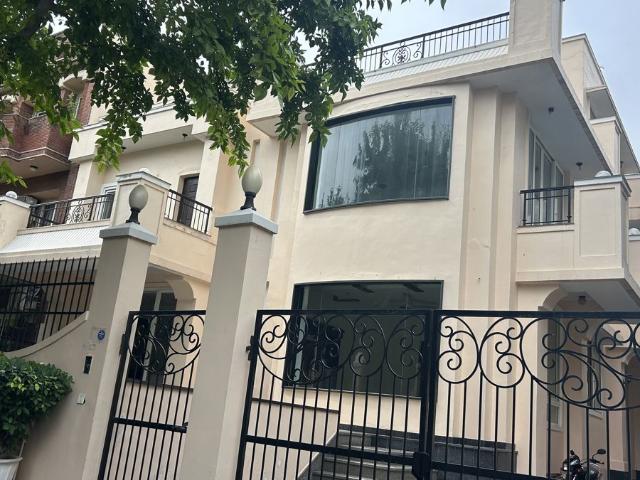 Resale | 6 BHK + Prayer Room,Servant Room,Study Room,Extra Room,Basement,Store Room 450 Sq.Mt. Independent House in Sector 47