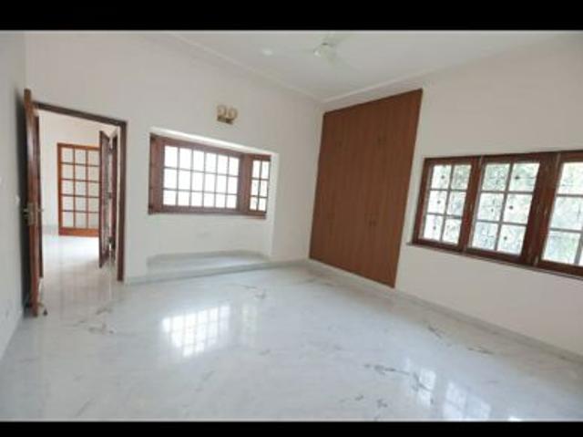 Resale | 6 BHK + Prayer Room,Servant Room,Study Room,Extra Room,Store Room 500 Sq.Yd. Independent House in New Friends Colony