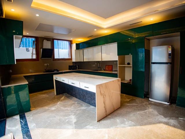 Resale | 6 BHK + Prayer Room,Servant Room 2420 Sq.Yd. Independent House in Dera