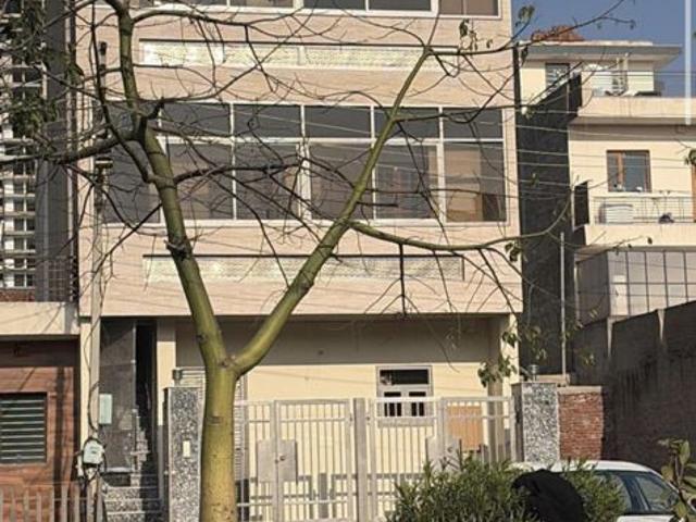 Resale | 6 BHK + Prayer Room,Study Room,Store Room 125 Sq.Yd. Independent House in Sector 77