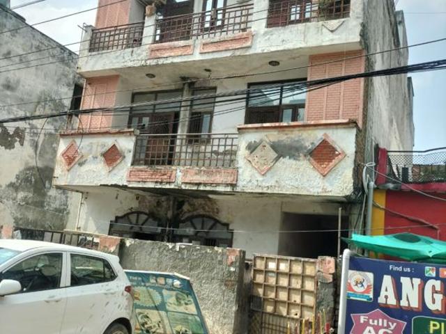 Resale | 900 Sq.Ft. Apartment in Loni