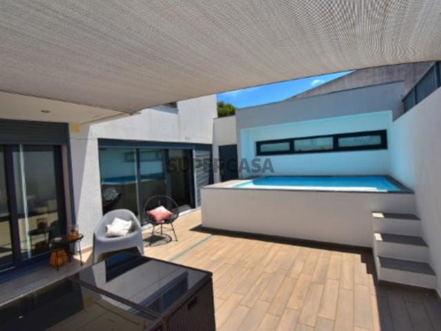 Moradia Geminada T4 com piscina e garagem !