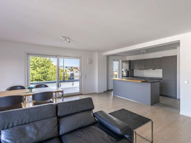 VERMIETET* Modernes Stadt Penthouse mit viel Licht, großer Terrasse & Aufzug