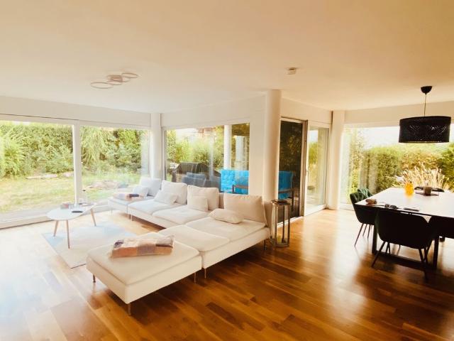 RESERVIERT Exklusive 3,5 Zimmer Traumwohnung mit eigenem Garten und Garage!