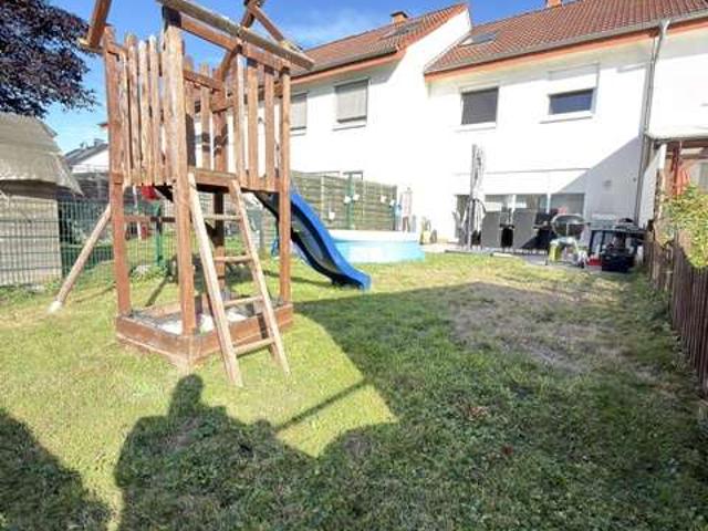 Reserviert Reihenmittelhaus mit großzügigem Raumangebot und zwei Stellplätzen