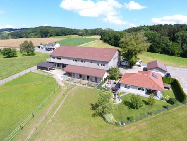 Reserviert! Reitsportimmobilie mit Haus und Reithalle