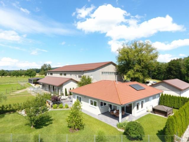 Reserviert! Reitsportimmobilie mit Haus und Reithalle