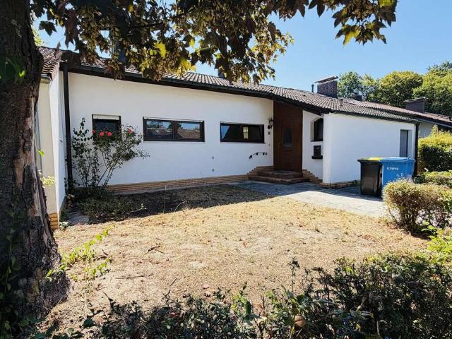 RESERVIERT! Rohdiamant in Top Lage: Ebenerdiger Bungalow mit großem Garten viel Platz für Familien