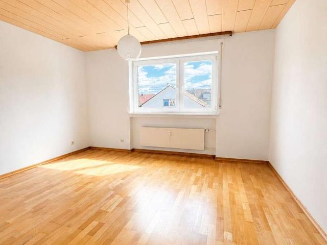 Reserviert!+ 3 Zimmer Wohnung mit Loggia, hochwertiger Einbauküche, Garage & Stellplätzen