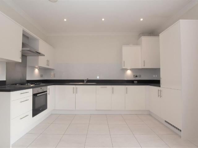 Reservoir Crescent, Reading RG1, 2 bed flat to rent, £1,650 pcm | PrimeLocation