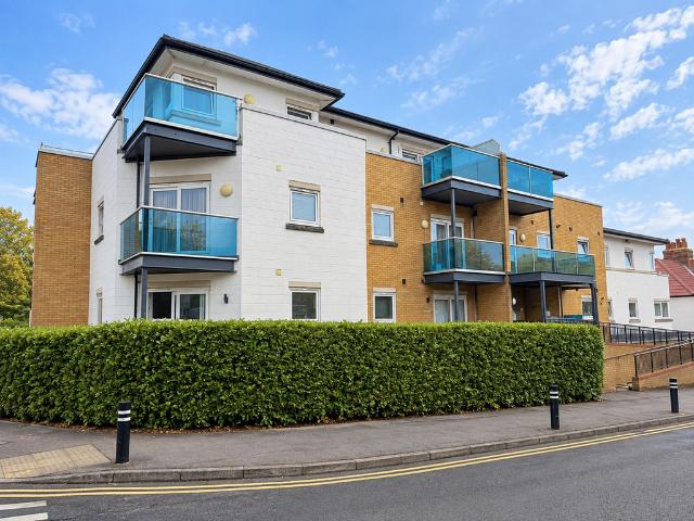 Reservoir Road, Ruislip HA4 2 bed flat to rent £1,850 pcm £427 pw