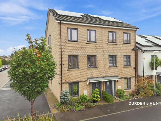 Reservoir Way, Hainault, IG6 4 bed semi detached house to rent £3,500 pcm £808 pw