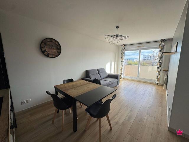 Résidence avec piscine: Appartement 2 pièces meublé MEYZIEU