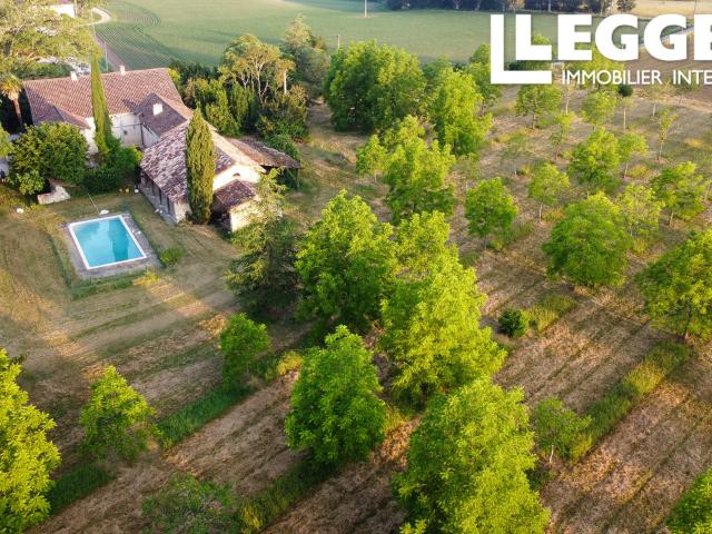 Résidence de campagne élégante avec 2,5 ha, piscine et dépendances – Proche de Nérac