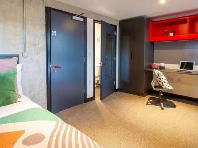 residence near Rhodes Street Cosy double ensuite bedroom close.