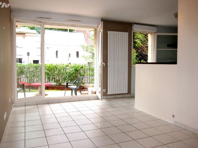 Résidence sécurisée, appart F2, terrasse, jardinet bordé par la rivière, place de stationnement