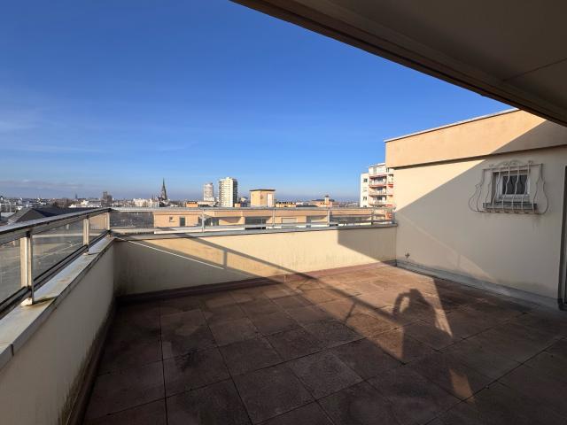 RESIDENCE PARC DU JURA F3 DE 100 M2 EN ATTIQUE, 2 GARAGES, 1 CAVE