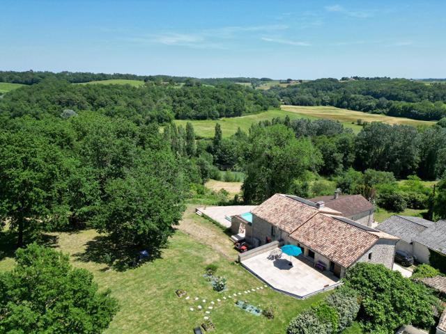Résidence principale et maison d'amis implantées sur 9 hecta. 371m² Monségur
