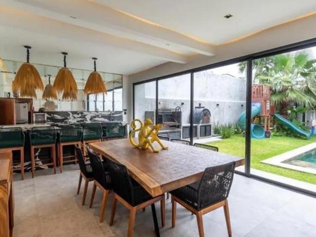 Residencia moderna con paneles solares y alberca