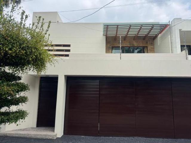 Residencia moderna, con recámara y terraza en planta baja