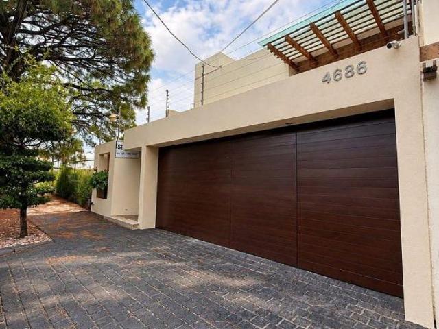 Residencia Moderna en Jardines Universidad