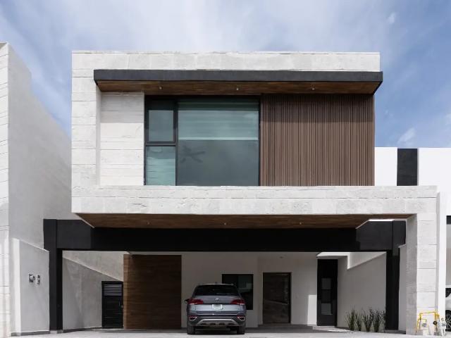 Residencia Nueva de 360 m² en Rincón de Alcántara | 4 Recámaras, Jardín y Cochera para 3 Autos