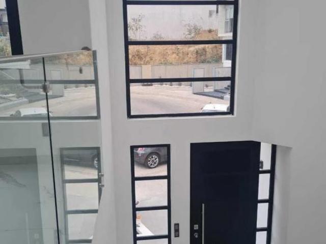 Residencia nueva en venta en Privada del Jardín, Bosque Real – Vistas al campo de golf, diseño de lu