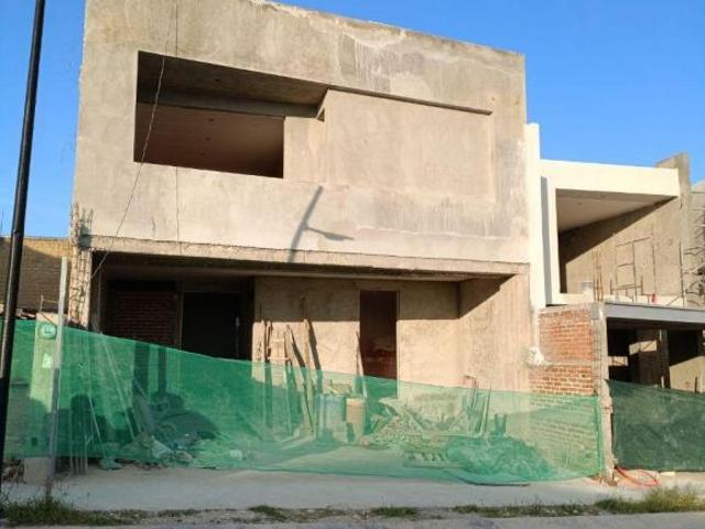 Residencia nueva, 4 recamaras en Lomas de Punta del Este, frente a área verde