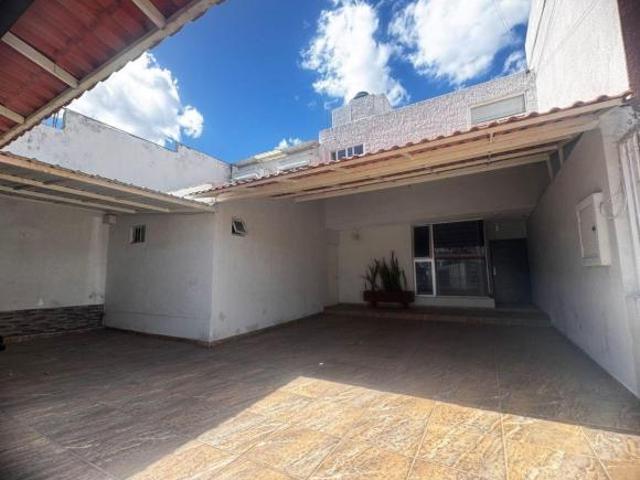 RESIDENCIA A MEDIA CUADRA DE AV. NOVELISTAS