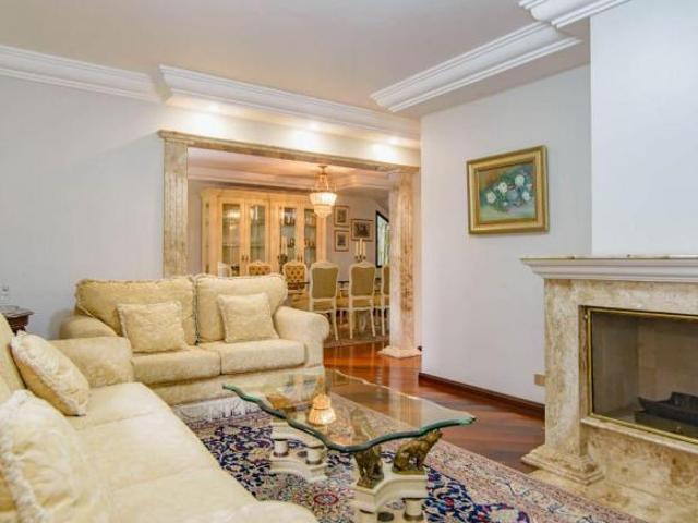 RESIDÊNCIA ALTO PADRÃO, BAIRRO JARDIM DAS AMÉRICAS EM CURITIBA, 04 SUITES, PISCINA. 400M2. MOBILIADA