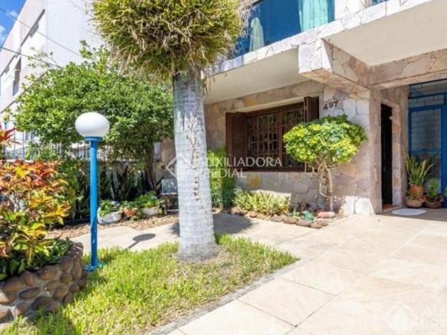 Residência com 3 dormitórios com piscina, garagem pra 3 carros
