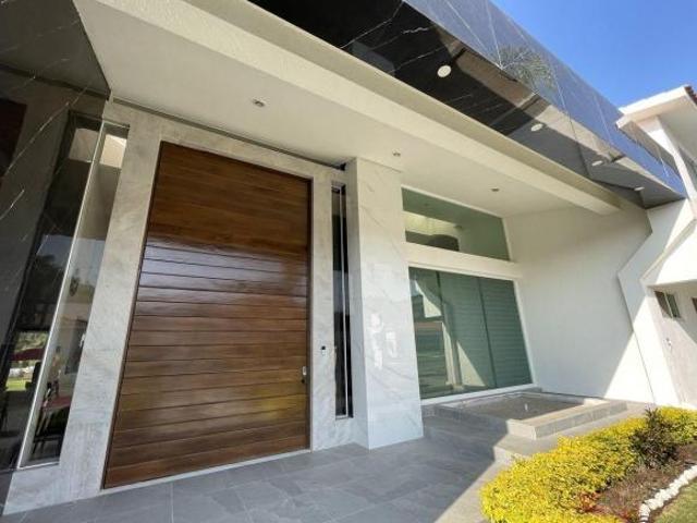 Residencia con Vista Abierta, Gran Jardín y Alberca en Fuentes Lomas de Cocoyoc