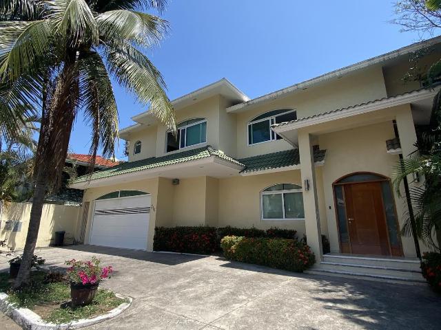 RESIDENCIA CON ACCESO AL RIO EN EL ESTERO