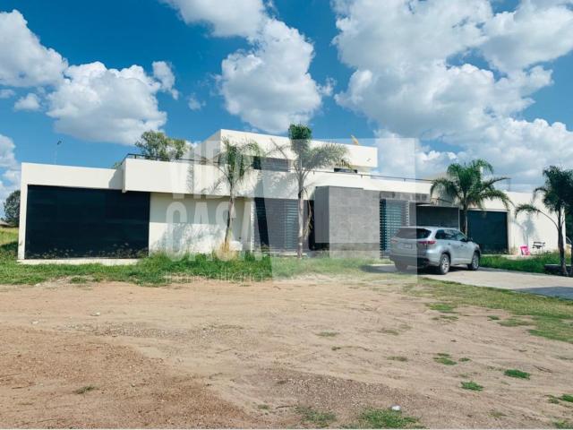 Residencia con alberca al Surponiente