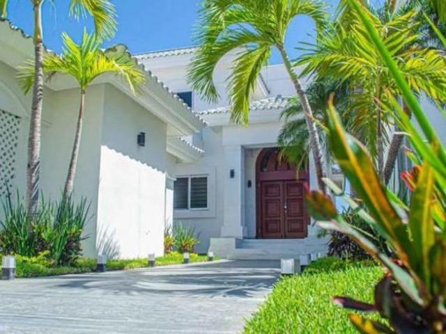 Residencia con con vista al campo de golf, en Fracc. El Cid en Mazatlán!