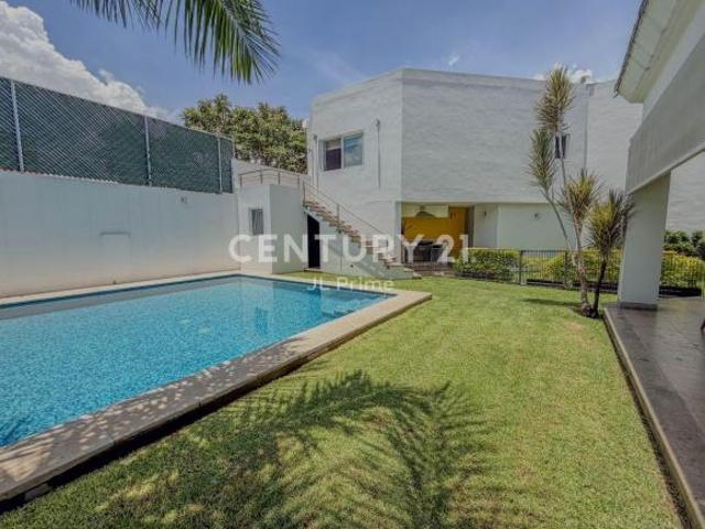 Residencia con alberca y 483 m² de terreno en Sumiya, Jiutepec