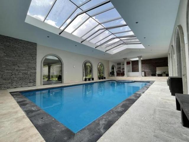 Residencia con alberca y vista al campo de tiro en Metepec