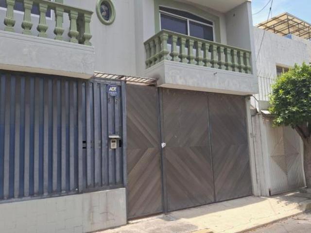 Residencia con amplios espacios y extraordinario potencial de renovación