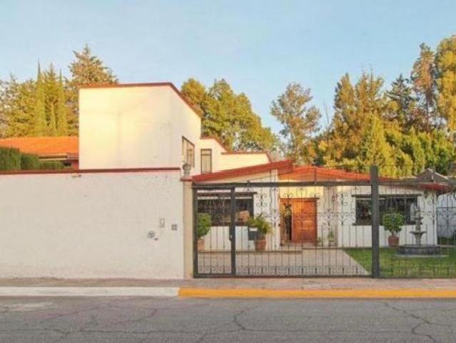 Residencia con campo de golf, casa club, alberca, tenis, etc