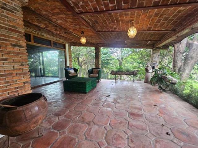 Residencia con jardín espectacular, a 2 cuadras de Chapala Country Club